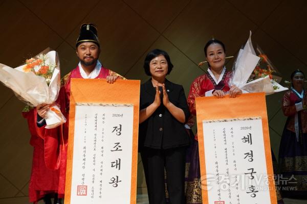 [크기변환]1. 백영미 문화관광국장이 2026 정조대왕·혜경궁홍씨로 최종 선발된 시민들과 기념촬영을 하고 있다.jpg
