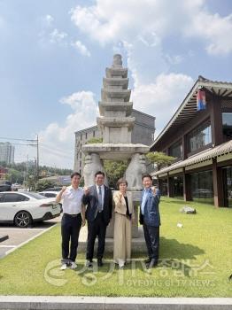 [회전][크기변환]사진설명_1__김미경_수원특례시의회_의장이_4일_김종욱_오산시의회_의장__이계철_화성특례시의회_의장__차지호_국회의원실_성길용_선임비서관과_‘문화상생_정조특별시’를_주제로_의견을_나눈_뒤_기념촬영을_하고_있다.JPG