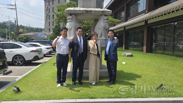[크기변환]이계철의장과 참석자 기념촬영1.jpg