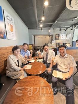 [회전][크기변환]이계철의장과 참석자 기념촬영2.jpg