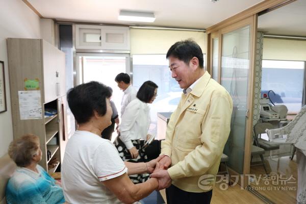 [크기변환]조용호 오산시장, 폭염 속 경로당 현장점검 (2).JPG