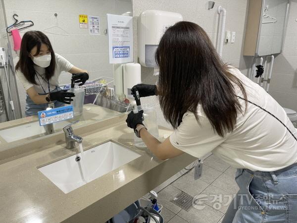 [크기변환]2. 용인특례시 처인·기흥·수지구보건소는 12일까지 레지오넬라증 예방을 위한 환경 검사를 한다. 사진은 레지오넬라균을.jpg
