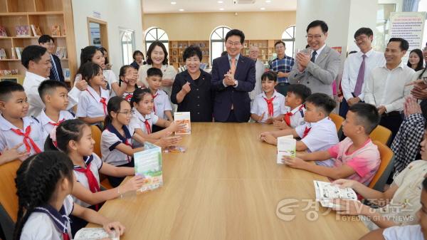 [크기변환]7-1. 6일 오전 꽝푸 용인 공공 디지털도서관에서 이상일 시장이 베트남 청소년들과 대화하고 있다.jpg