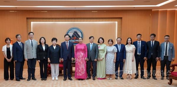 [크기변환]6-1. 7일 다낭시청에서 이상일 시장(왼쪽 여섯째)과 장정순 시의장(왼쪽 다섯째), 신나연 자치행정위원장(왼쪽 넷째), 강영웅 시의원(왼쪽 셋째)이 응우옌티안티 인민위원회 부위원장(왼쪽 일곱째) 등 다낭시 관계자들과 기념.jpg