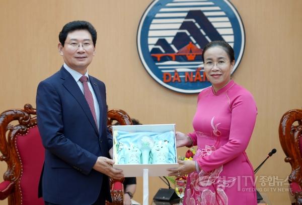 [크기변환]6-4. 7일 다낭시청에서 이상일 시장과 응우옌티안티 다낭시 인민위원회 부위원장과 기념품을 교환하고 있다.jpg