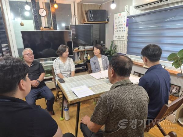 [크기변환]6-1. 홍노미 만세구청장이 양감면 폭염 취약가구를 방문해 주민의 건강 상태와 주거환경을 살피고 있다.jpg