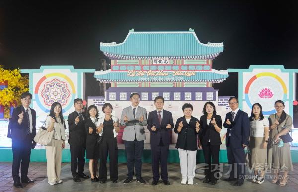 [크기변환]2-1. 7일 다낭시 동해공원에서 열린 한국-베트남 페스티벌에 참석한 이상일 시장(오른쪽 여섯째)과 장정순 시의장(오른쪽 다섯째), 신나연 자치행정위원장(오른쪽 넷째), 강영웅 시의원(왼쪽 여섯째)이 기념사진을 찍고 있다.jpg