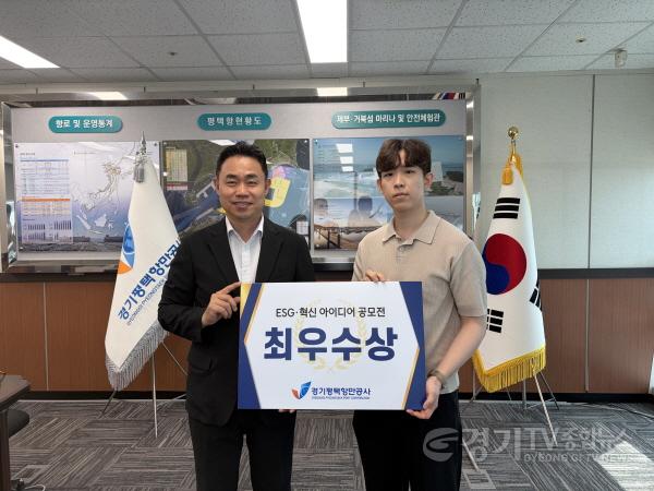[크기변환]김금규 공사 사장직무대행이 혁신아이디어 공모전 최우수상 선정자와 기념촬영을 하고있다.jpg