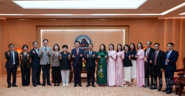 [크기변환]5-4. 6일 다낭시청에서 이상일 시장(왼쪽 일곱째)과 장정순 시의장(왼쪽 여섯째), 신나연 자치행정위원장(왼쪽 다섯째), 강영웅 시의원(왼쪽 넷째)이 응우옌딘빈 위원장(왼쪽 여덟째) 등 다낭시 조국전선위원회 및 다낭시 관계.jpg
