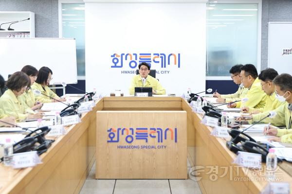 [크기변환]1-2. 윤성진 화성특례시 제1부시장이 폭염 대응 점검회의에서 대응 방안을 논의하고 있다.jpg