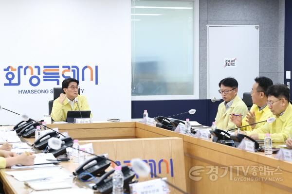 [크기변환]1-3. 윤성진 화성특례시 제1부시장이 폭염 대응 대책에 대한 보고를 받고 있다.jpg