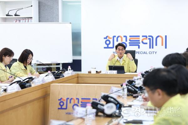 [크기변환]1-4. 윤성진 화성특례시 제1부시장이 폭염 대응 상황을 점검하고 있다.jpg