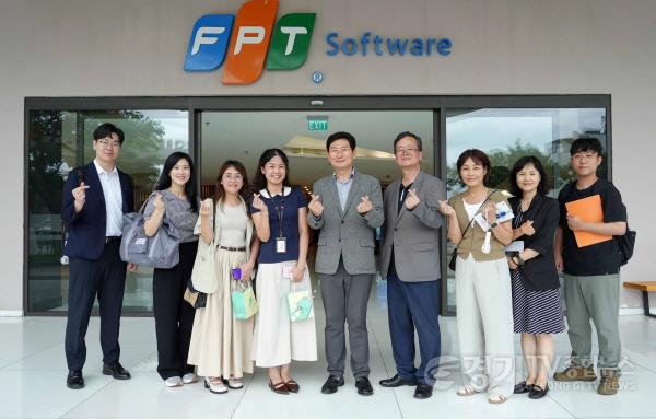[크기변환]5-2. 5일 FPT 소프트웨어에서 이상일 시장(가운데)과 용인시 대표단이 시설 시찰 후 기념사진을 찍고 있다.jpg
