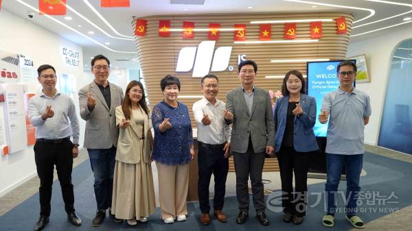 [크기변환]5-3. 5일 다낭 제2소프트웨어파크에 위치한 FPT 정보시스템을 방문한 이상일 시장(오른쪽 셋째)과 장정순 시의장(왼쪽 넷째), 신나연 시의회 자치행정위원장(오른쪽 둘째), 강영웅 시의원(왼쪽 둘째)이 응우옌까오타인 FPT 반도.jpg