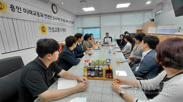 [크기변환]260805_경기도의회_건설위-용인시의회_‘반도체_클러스터_교통_대책’_논의_(4).jpg