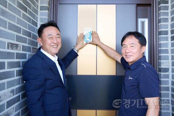 [크기변환]01-여주시, 독립유공자 유족 찾아 국가유공자 명패 부착(1).jpg