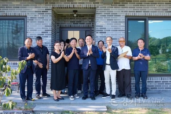 [크기변환]01-여주시, 독립유공자 유족 찾아 국가유공자 명패 부착(2).jpg