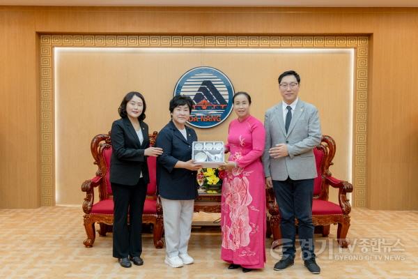 [크기변환]사진3. 용인특례시의회 대표단은 다낭시 인민위원회와 간담회를 갖고 양 도시의 우호를 위해 기념품을 전달했다.jpg