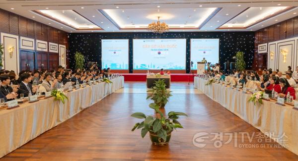 [크기변환]사진4. 용인특례시의회 대표단은 이어 다낭시 푸라마리조트에서 열린 ‘Meet Korea in Da Nang’ AI 세미나에 참석했다. (2).jpg