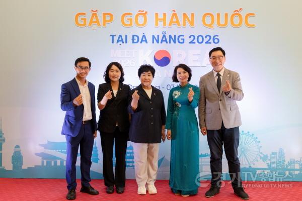 [크기변환]사진5. 용인특례시의회 대표단은 이어 다낭시 푸라마리조트에서 열린 ‘Meet Korea in Da Nang’ AI 세미나에 참석했다.jpg