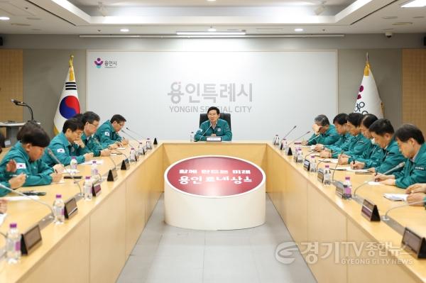 [크기변환]7-3. 이상일 용인특례시장이 11일 시청 영상회의실에서 열린 ‘을지연습 준비보고회’에 참석해 발언하고 있다.jpg