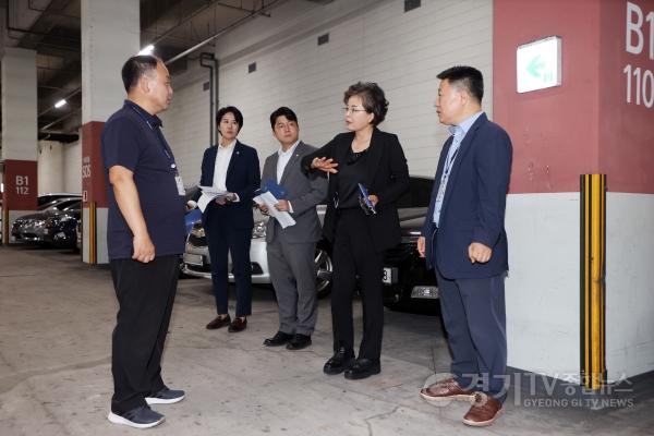 [크기변환]사진설명1)  김미경 수원특례시의회 의장과 강은호·정윤우 의원이 11일 수원농수산물도매시장 지하주차장 현장을 점검하며 관계자들과 시설환경 개선 방안에 대해 의견을 나누고 있다.jpg
