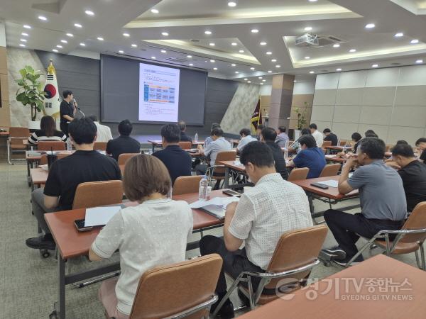 [크기변환]4. 용인특례시 기흥구는 10일 구성농협에서 농협 직원을 대상으로 농지 전수조사 관련 실무 교육을 했다.jpg