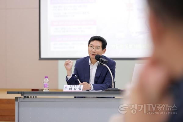 [크기변환]8-1. 이상일 용인특례시장은 13일 수지구청에서 리모델링주택조합 관계자들을 만나 간담회를 진행했다.JPG