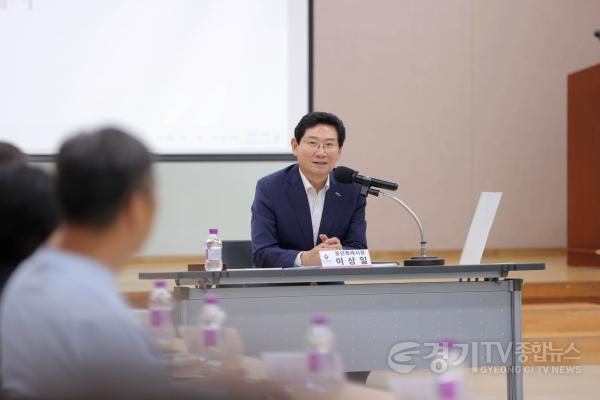 [크기변환]8-2. 이상일 용인특례시장은 13일 수지구청에서 리모델링주택조합 관계자들을 만나 간담회를 진행했다.JPG