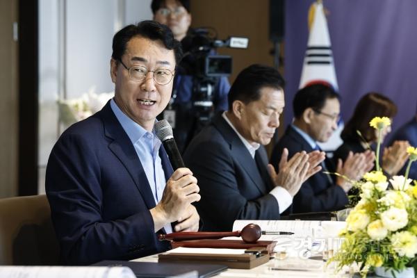 [크기변환]1-1. 정명근 화성특례시장이 13일 수원컨벤션센터에서 열린 대한민국특례시시장협의회 2026년 제1회 정기회의에서 회의를 주재하고 있다.jpg
