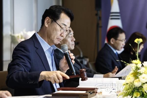 [크기변환]1-2. 정명근 화성특례시장이 13일 대한민국특례시시장협의회 2026년 제1회 정기회의에서 의사봉을 두드리며 회의를 진행하고 있다.jpg