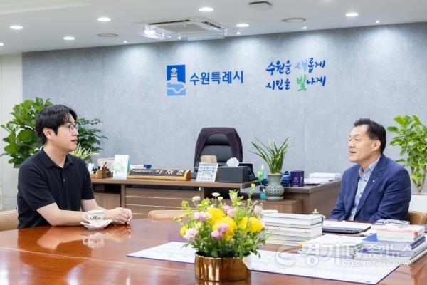 [크기변환]사진2) 하정우 전 청와대 에이아이(AI) 미래기획수석, “수원 중심의 대한민국 남부 반도체 에이엑스(AX) 얼라이언스 구축할 수 있어”.jpg