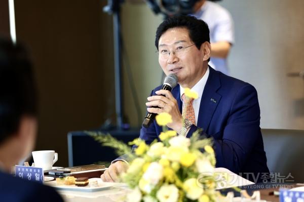 [크기변환]9-1. 이상일 용인특례시장이 13일 대한민국특례시시장협의회 2026년 제1회 정기회의에 참석해 발언하고 있다.jpg