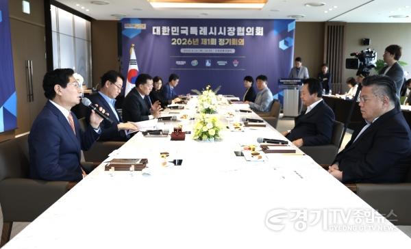 [크기변환]9-3. 이상일 용인특례시장이 13일 대한민국특례시시장협의회 2026년 제1회 정기회의에 참석해 발언하고 있다.jpg