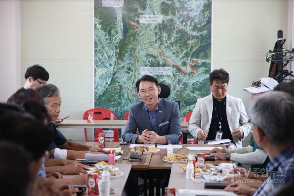 [크기변환](0813)[홍보담당관]주민 생활현안 직접 챙긴다… 남양주시, 진건읍 ‘현장시장실’서 주민과 소통(사진2).jpg