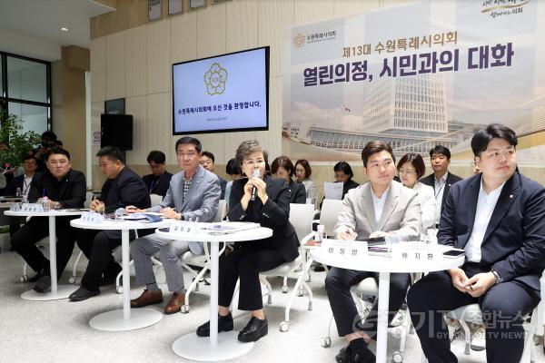 [크기변환]사진설명1) 김미경 수원특례시의회 의장이 14일 수원특례시의회 1층 로비에서 열린 「제1회 열린의정, 시민과의 대화」에서 시민들과 소통하고 있다.jpg