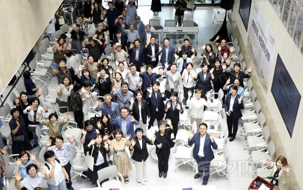 [크기변환]사진설명2) 14일 수원특례시의회 1층 로비에서 열린 「제1회 열린의정, 시민과의 대화」 참석자들이 기념촬영을 하고 있다.jpg