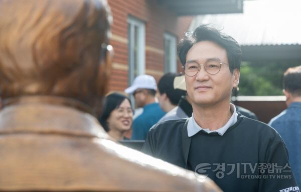 [크기변환]260814_안민석_교육감__2019년_기념비_건립부터_이어진_인연__페치카_최재형의_교육_정신_기려(초등교육과)(사진2).jpg