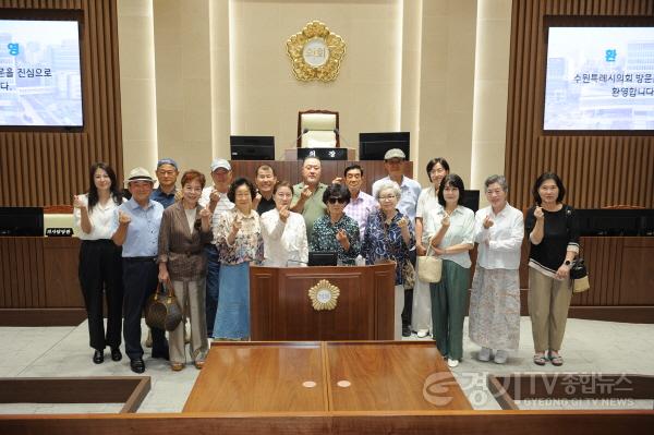 [크기변환]본회의장 견학사진.jpg