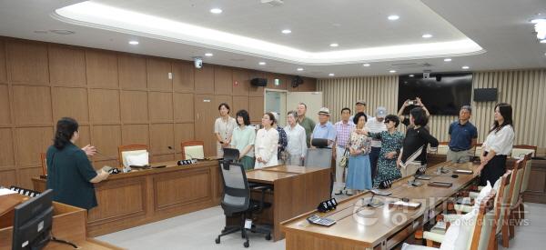 [크기변환]상임위원회 회의실 견학사진.jpg