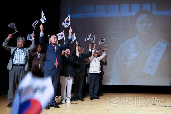 [크기변환]1-4. 이상일 용인특례시장(가운데)이 15일 시청 에이스홀에서 진행된 제81주년 광복절 경축식에서 참가자들과 만세삼창을 외치고있다.jpg
