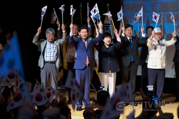 [크기변환]1-5. 이상일 용인특례시장(가운데)이 15일 시청 에이스홀에서 진행된 제81주년 광복절 경축식에서 참가자들과 만세삼창을 외치고있다.jpg