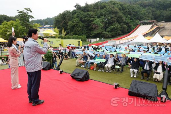 [크기변환]2-2. 이상일 용인특례시장이 15일용인시청소년수련원 개원 30주년 기념행사에서 비전선포를 하고 있다.jpg