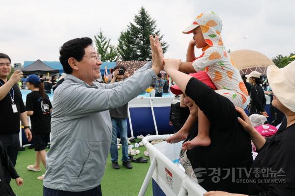 [크기변환]2-3. 이상일 용인특례시장이 15일용인시청소년수련원 개원 30주년 기념행사에서 시민들과 인사를 나누고 있다.jpg