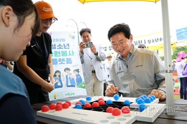 [크기변환]2-4. 이상일 용인특례시장이 15일용인시청소년수련원 개원 30주년 기념행사에 마련된 체험부스에서 시민들과 스포빙고를 하고 있다.jpg