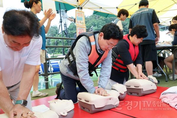 [크기변환]2-5. 이상일 용인특례시장이 15일용인시청소년수련원 개원 30주년 기념행사에 마련된 체험부스에서 심폐소생술 체험을 하고 있다.jpg