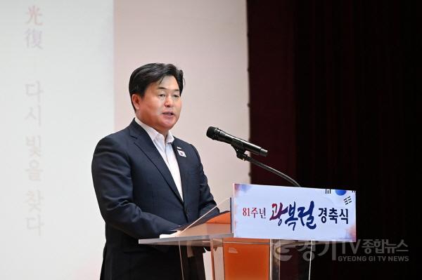 [크기변환]수시보도1-1 15일 시청 늠내홀에서 열린 제81주년 광복절 경축식 행사에서 임병택 시흥시장이 기념사를 낭독하고 있다.jpg