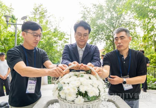 [크기변환]260815 안민석 교육감, 연해주 신한촌 기념비부터 영사관 방문까지…국외 독립운동 역사교육 지평 넓혀(사진1)_신한촌 기념비 헌화.jpg