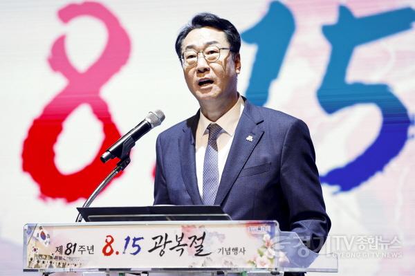 [크기변환]1-6. 정명근 화성특례시장이 제81주년 광복절 기념행사에서 인사말을 하고 있다(3).jpg