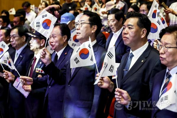 [크기변환]1-3. 정명근 화성특례시장과 윤대성 광복회 화성시지회장을 비롯한 참석자들이 제81주년 광복절 기념행사에서 광복절 노래를 제창하고 있다.jpg